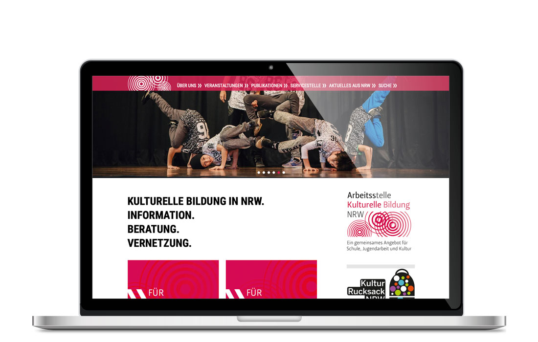 Laptop mit der Webseite der AKB