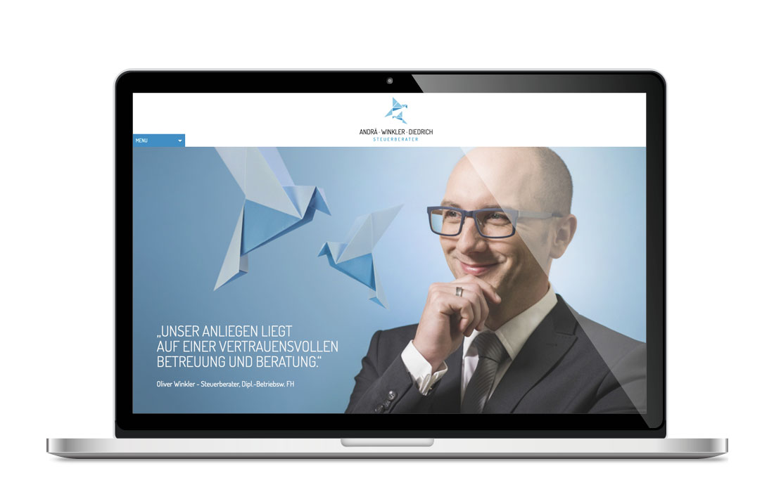 Bild eines Laptops mit der AMMW-Webseite