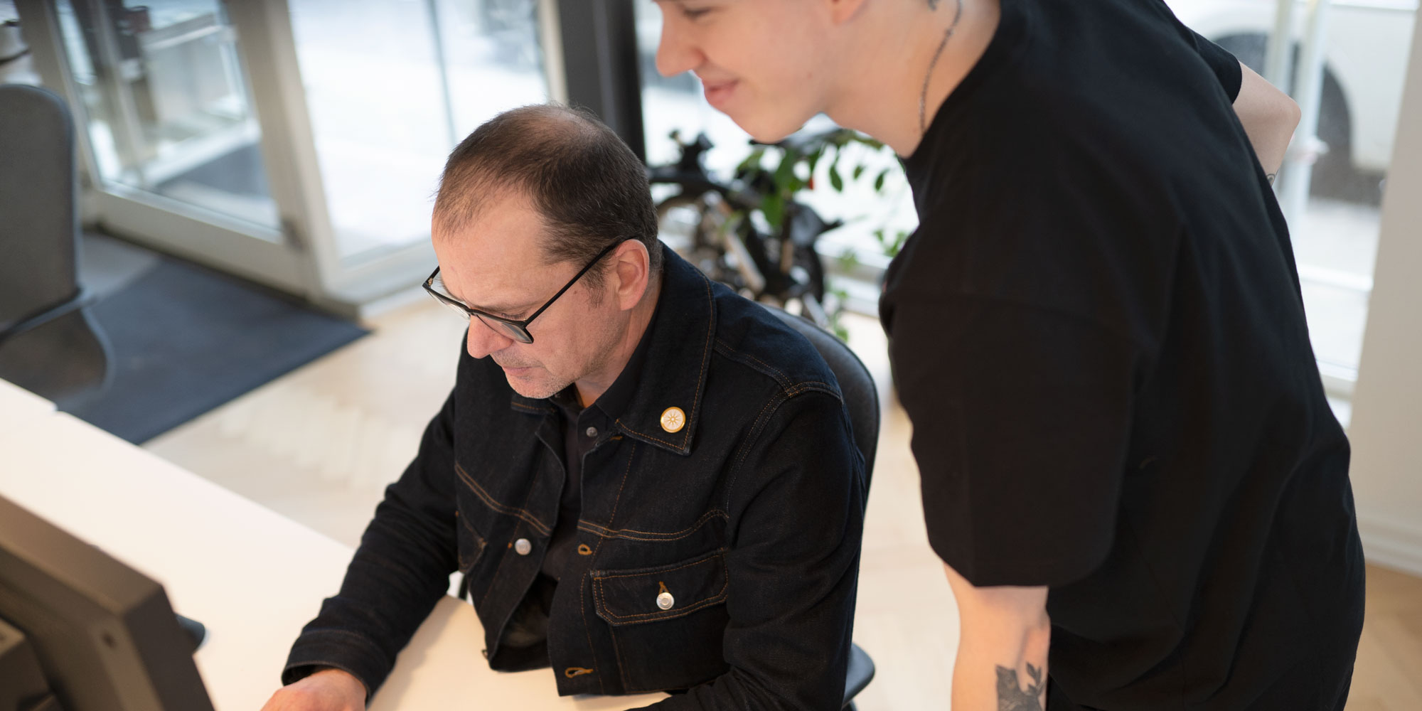Bild von Jochen und Max bei der Besprechung vor dem Computer