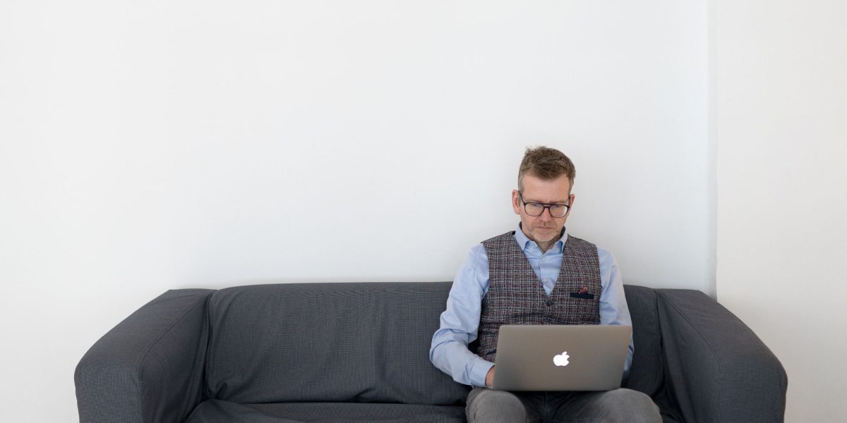 Bild von Martin mit Laptop auf der Couch