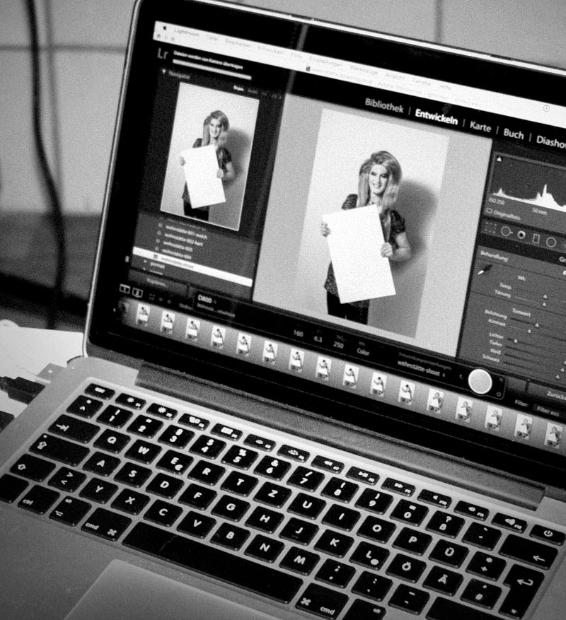 Bild von geöffneten Laptop mit Bildbearbeitungsprogramm