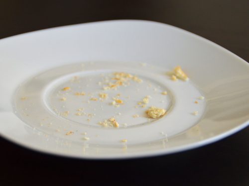 Bild eines leeren Tellers mit Kekskrümeln