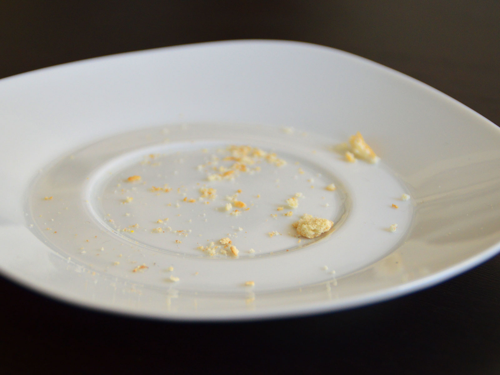 Bild eines leeren Tellers mit Kekskrümeln