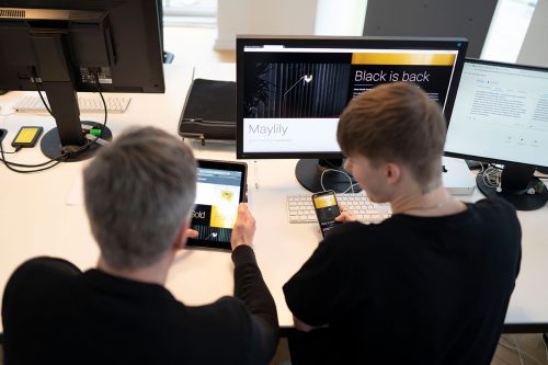 Bild von Ingo und Max beim Besprechen eines Jobs.