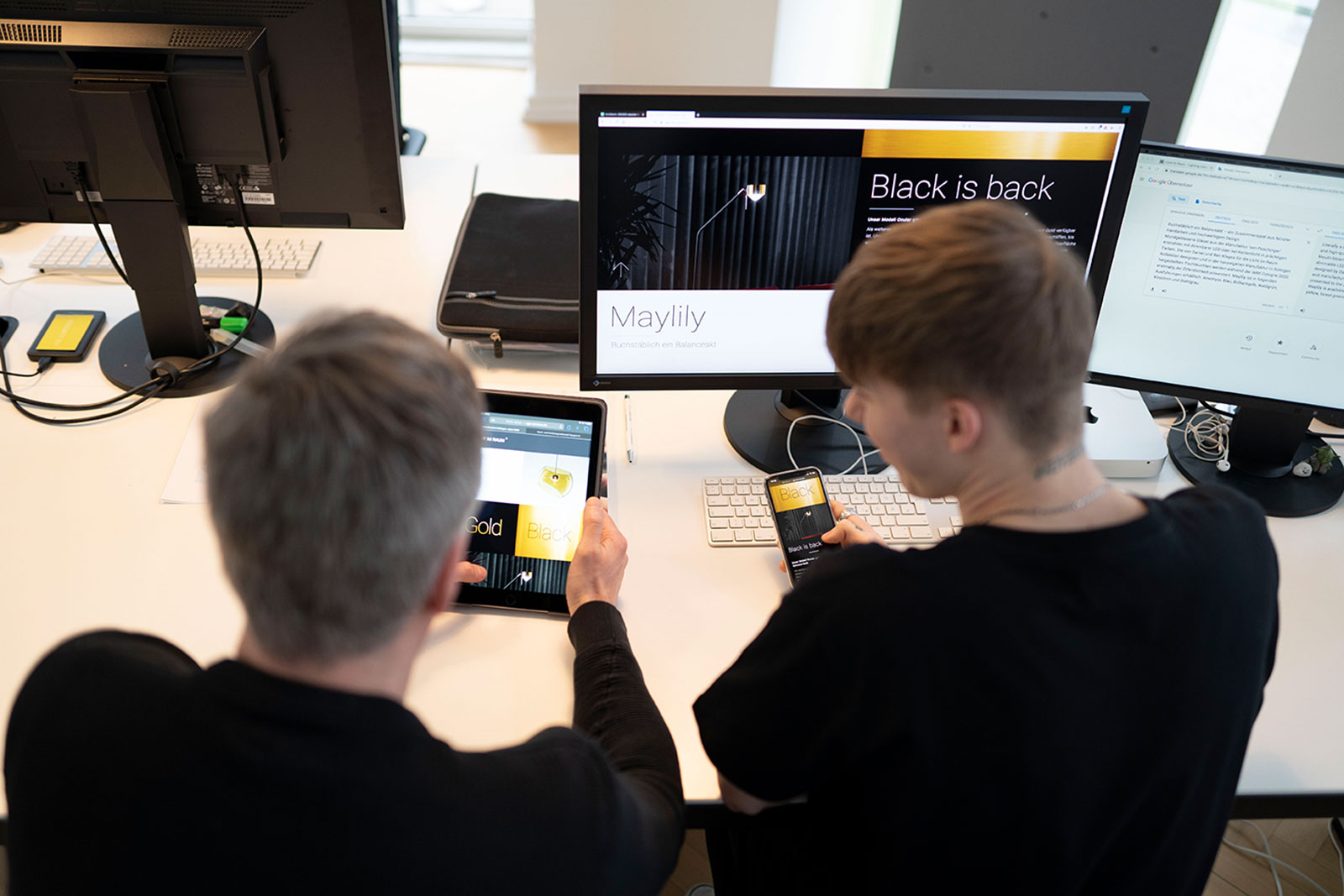 Bild von Ingo und Max beim Besprechen eines Jobs.