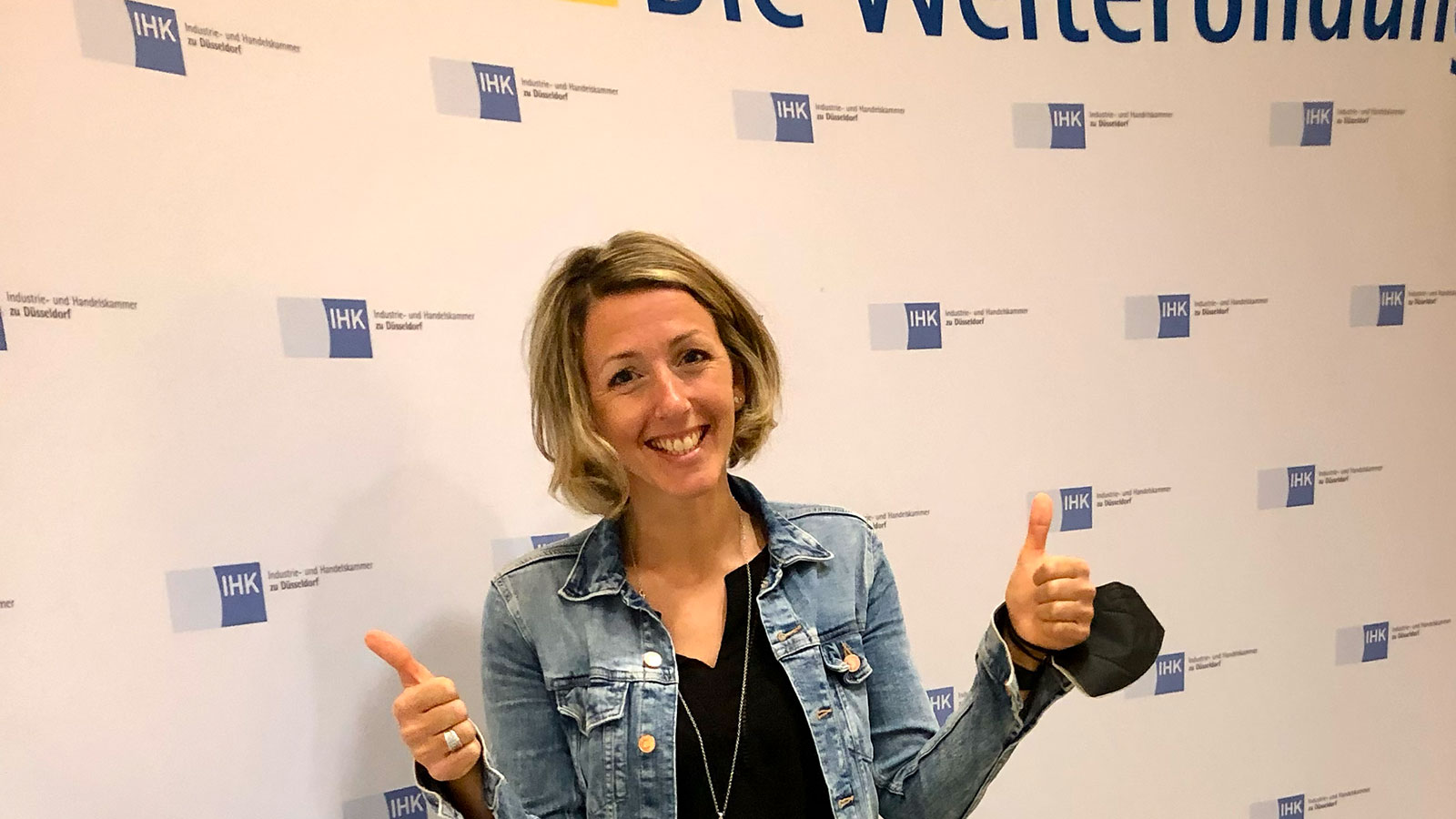 Bild von Dunja Christeit vor einer Werbewand der IHK
