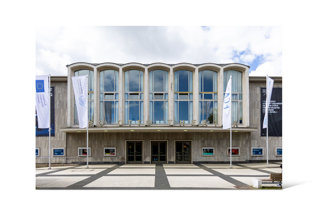 Bild von Fahnen am Theodor Otto Theater beim Future Cleantech Festival 24
