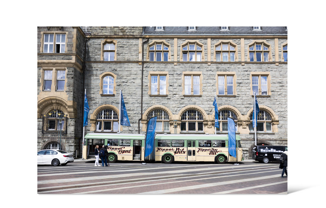 Bild von Podcast-Bus vor dem Remscheider Rathaus beim Future Cleantech Festival 24