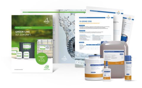 Collage aus Broschüre, Produktblättern und 3D-Visualisierungen von Verpackungen von Riedel Schmierstoffe GmbH