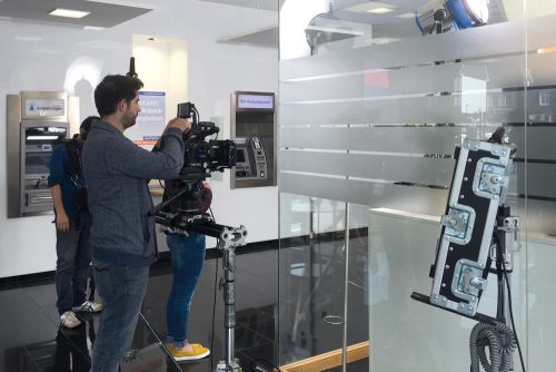 „Making of“-Bild vom Volksbank-Film – Kamaramann in der Bankfiliale
