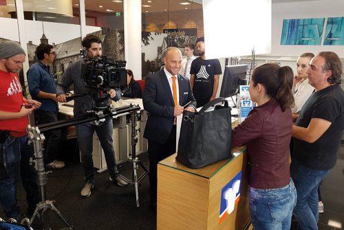 „Making of“-Bild vom Volksbank-Film – Dreh einer Szene in der Bankfiliale