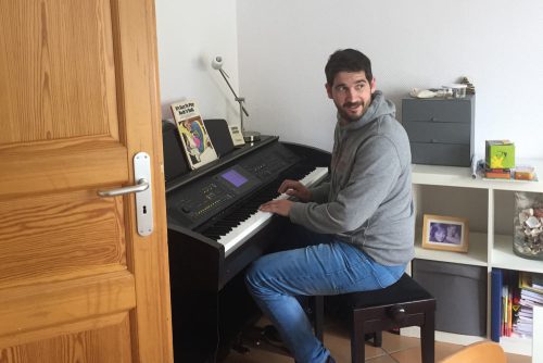 „Making of“-Bild vom Volksbank-Film – Regisseur macht Pause am Klavier