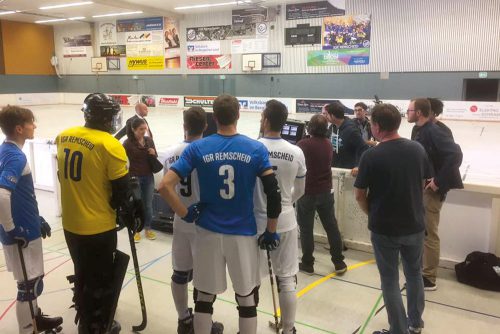 „Making of“-Bild vom Volksbank-Film – Szenenbesprechung mit Remscheider Rollhockey-Team