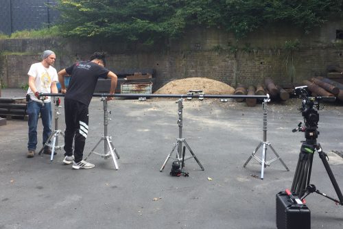 „Making of“-Bild vom Volksbank-Film – Vorbereiten von Gestänge auf dem Firmenhof