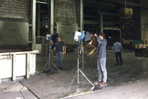„Making of“-Bild vom Volksbank-Film – Ausleuchtung einer Szene in Metallfabrik